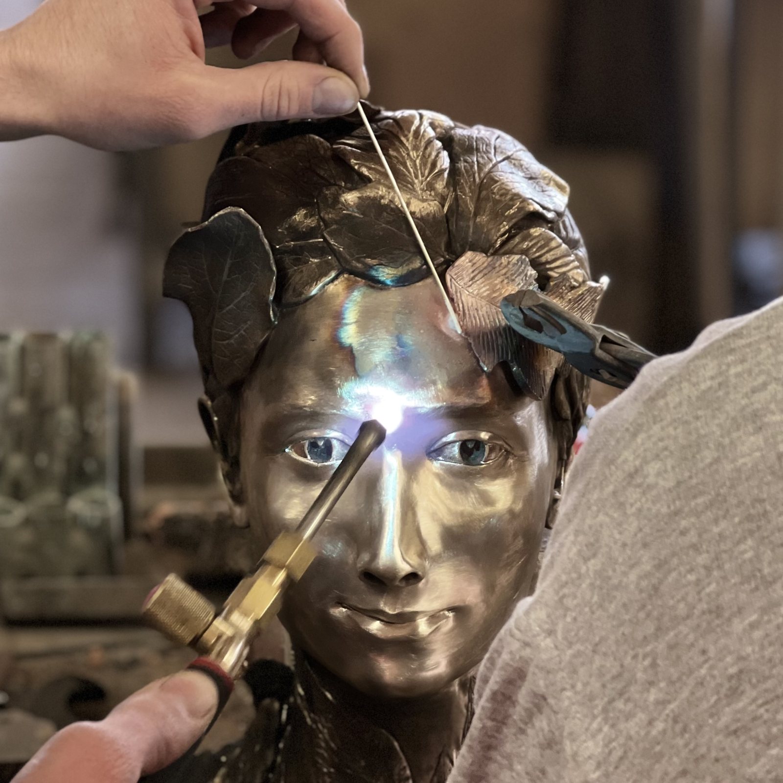 Soudure d'un buste en bronze à la fonderie