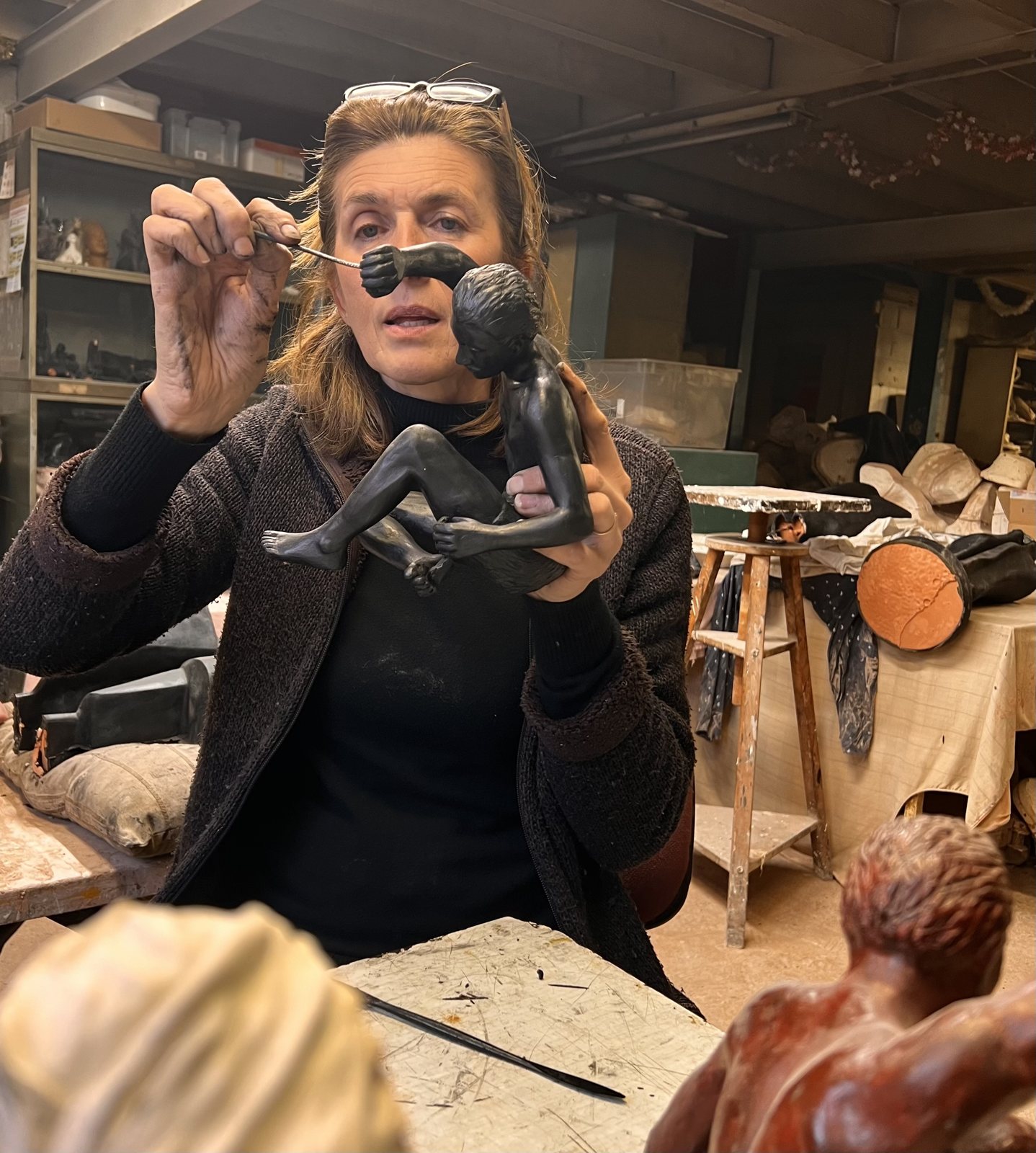 Agnès L-D Steeg présentant un bronze à la fonderie
