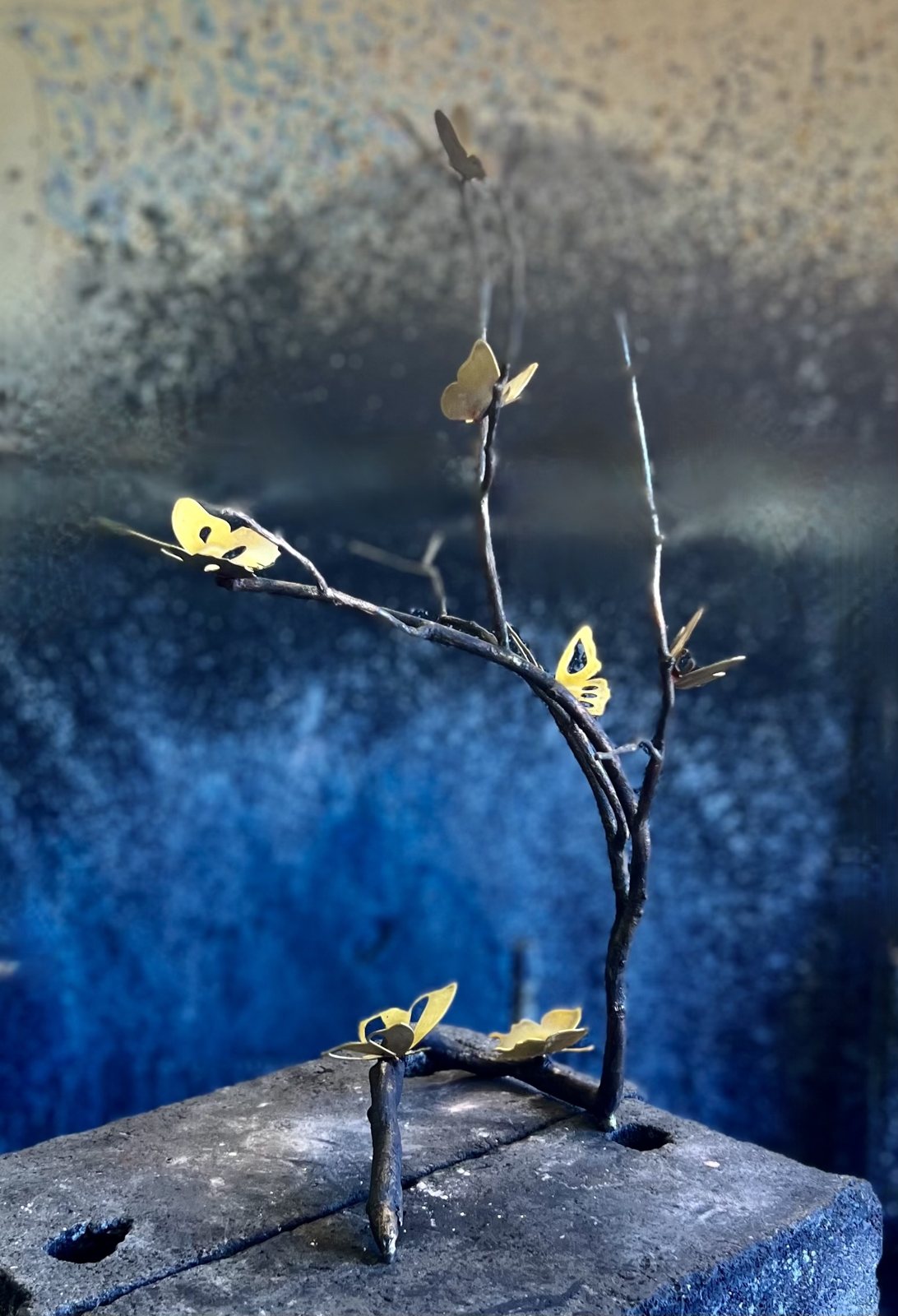 Bronze aux papillons, sur l'enclume de l'atelier