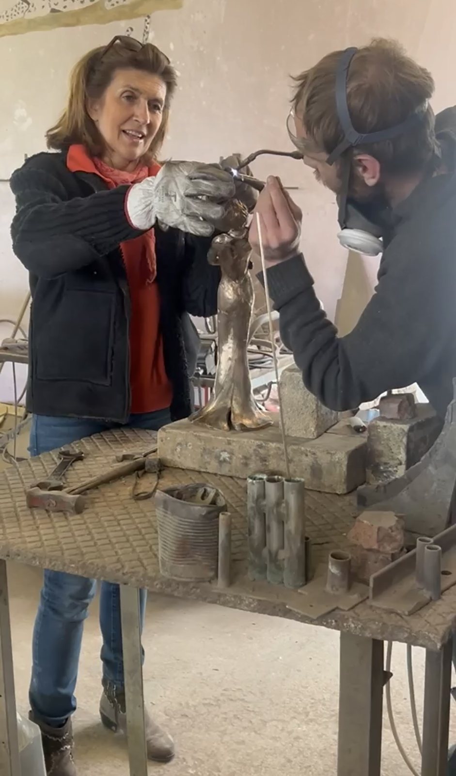 Agnès L-D Steeg à la fonderie avec le fondeur