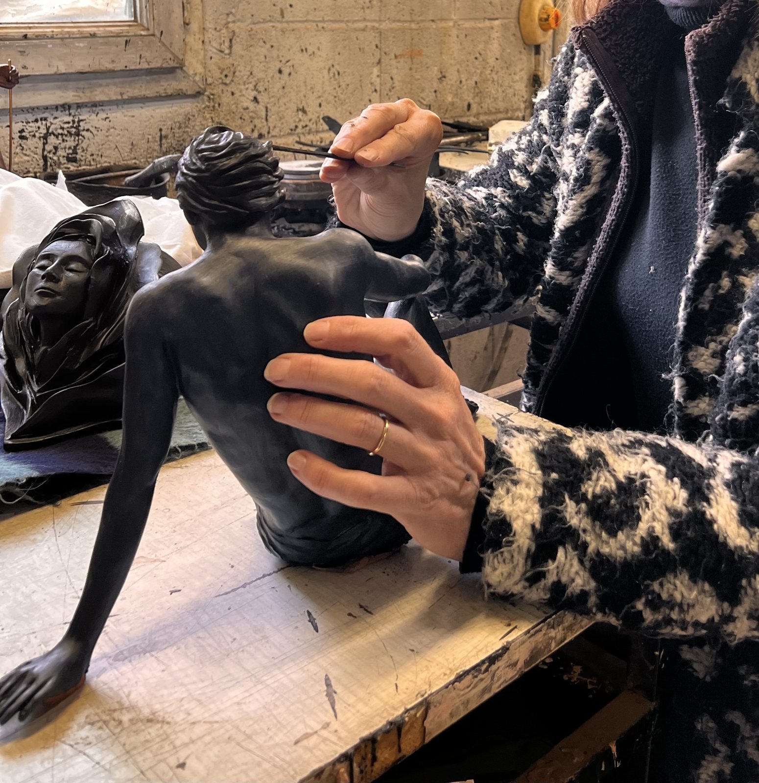 Agnès L-D Steeg reprenant la cire d'une sculpture